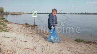 停止污染，可爱的男孩在清理了塑料垃圾和垃圾后，在河滩的指向标志上拉了一大袋垃圾